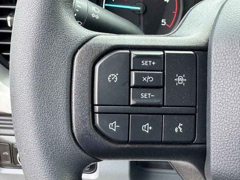 Ford Super Duty F-550 DRW Vehicle Full-screen Gallery Image 12