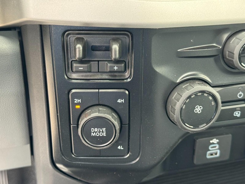 Ford Super Duty F-550 DRW Vehicle Full-screen Gallery Image 14