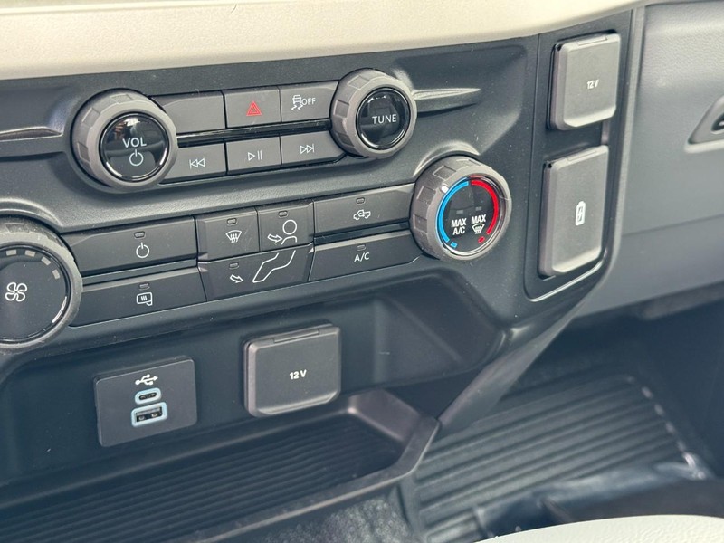 Ford Super Duty F-550 DRW Vehicle Full-screen Gallery Image 15