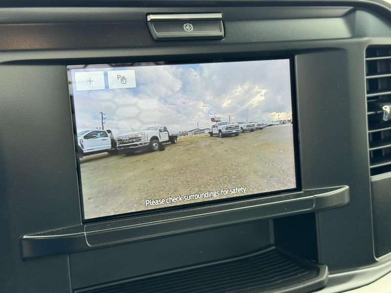 Ford Super Duty F-550 DRW Vehicle Full-screen Gallery Image 16
