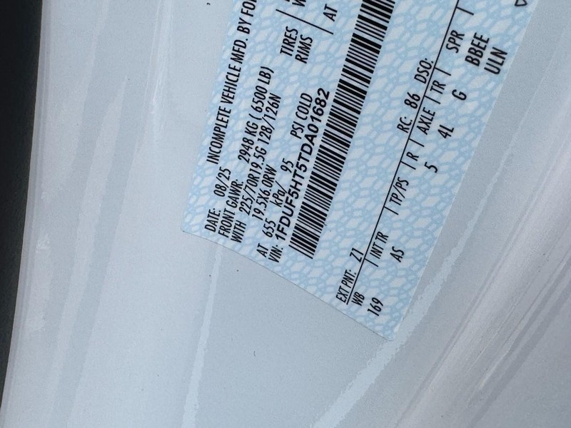 Ford Super Duty F-550 DRW Vehicle Full-screen Gallery Image 18