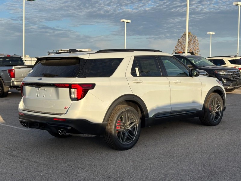Ford Explorer Vehicle Full-screen Gallery Image 3