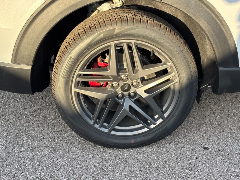 Ford Explorer Vehicle Full-screen Gallery Image 4