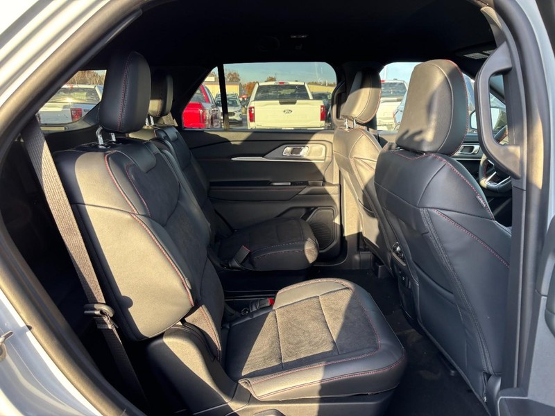 Ford Explorer Vehicle Full-screen Gallery Image 5