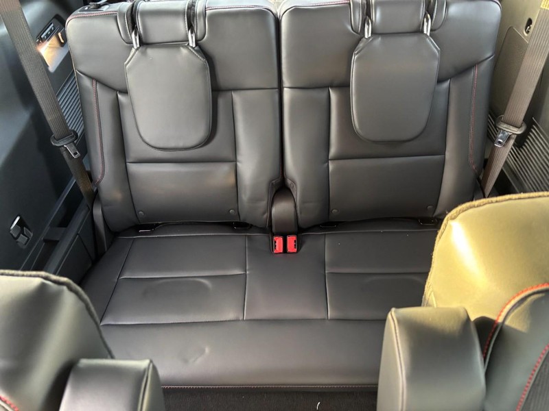 Ford Explorer Vehicle Full-screen Gallery Image 6