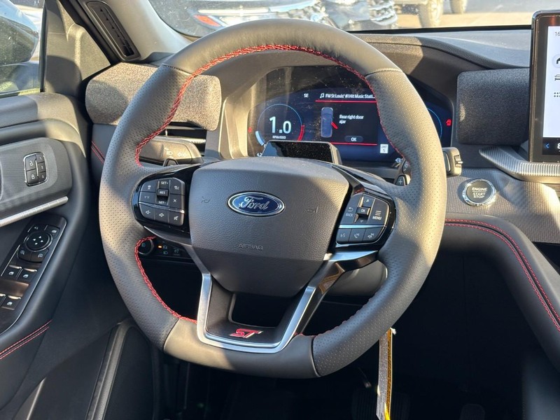 Ford Explorer Vehicle Full-screen Gallery Image 8