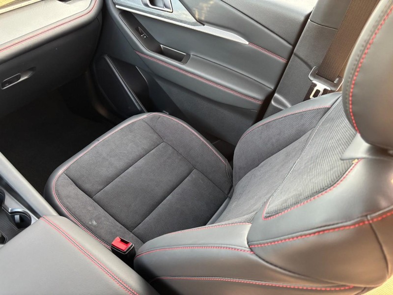 Ford Explorer Vehicle Full-screen Gallery Image 11