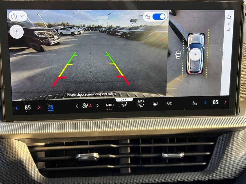 Ford Explorer Vehicle Full-screen Gallery Image 17