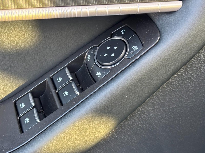 Ford Explorer Vehicle Full-screen Gallery Image 19