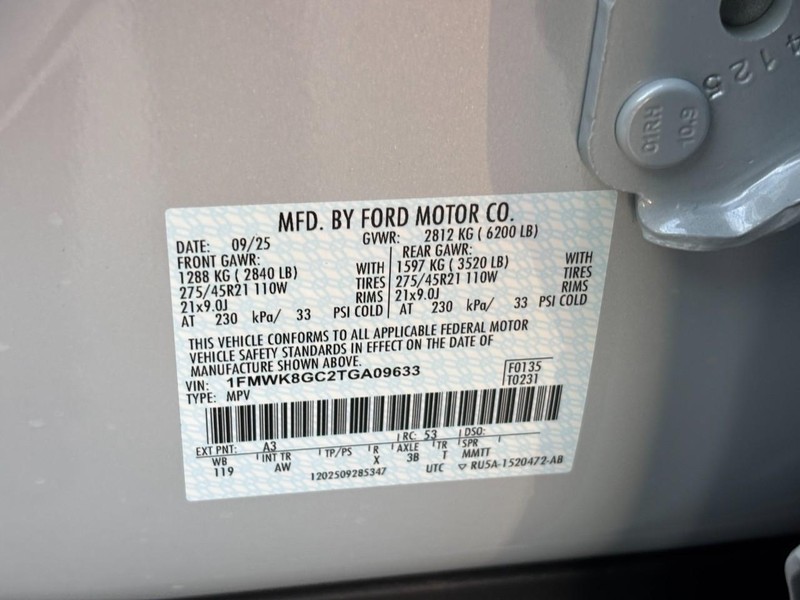 Ford Explorer Vehicle Full-screen Gallery Image 22