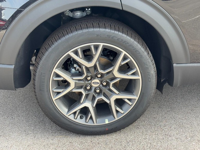 Ford Explorer Vehicle Image 04