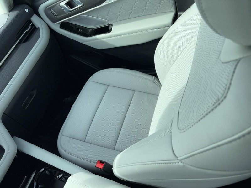 Ford Explorer Vehicle Image 11