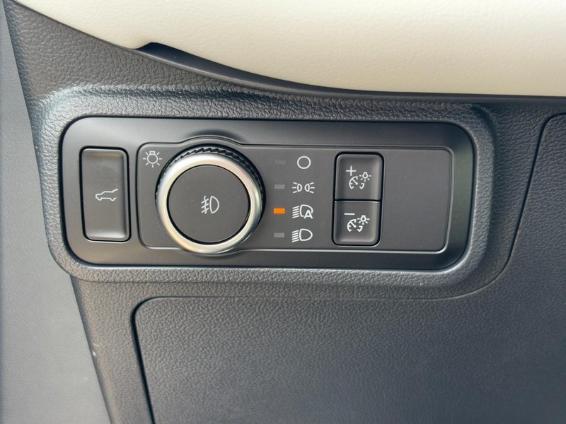 Ford Explorer Vehicle Image 12