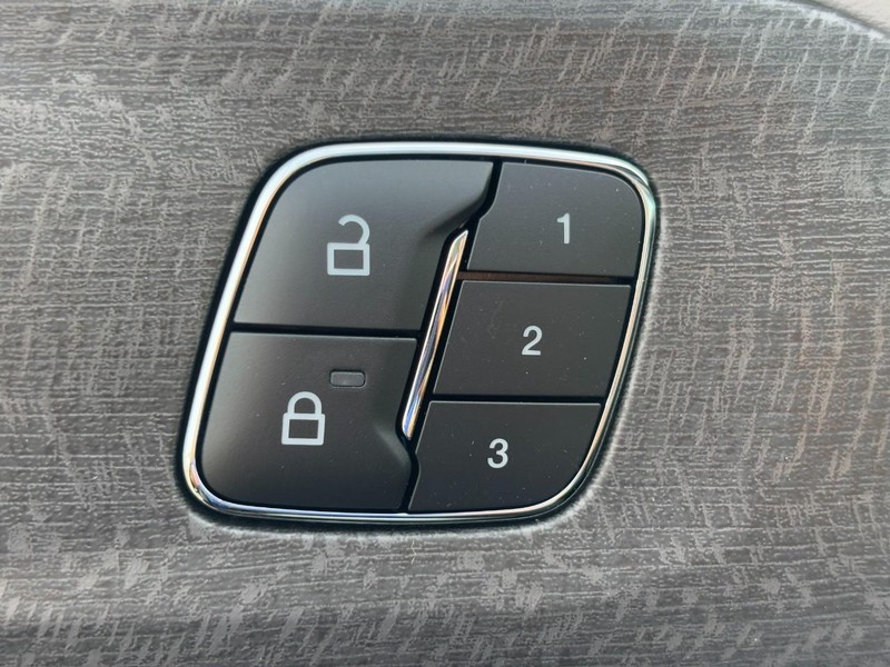 Ford Explorer Vehicle Image 21