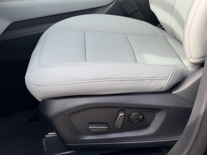 Ford Explorer Vehicle Image 22