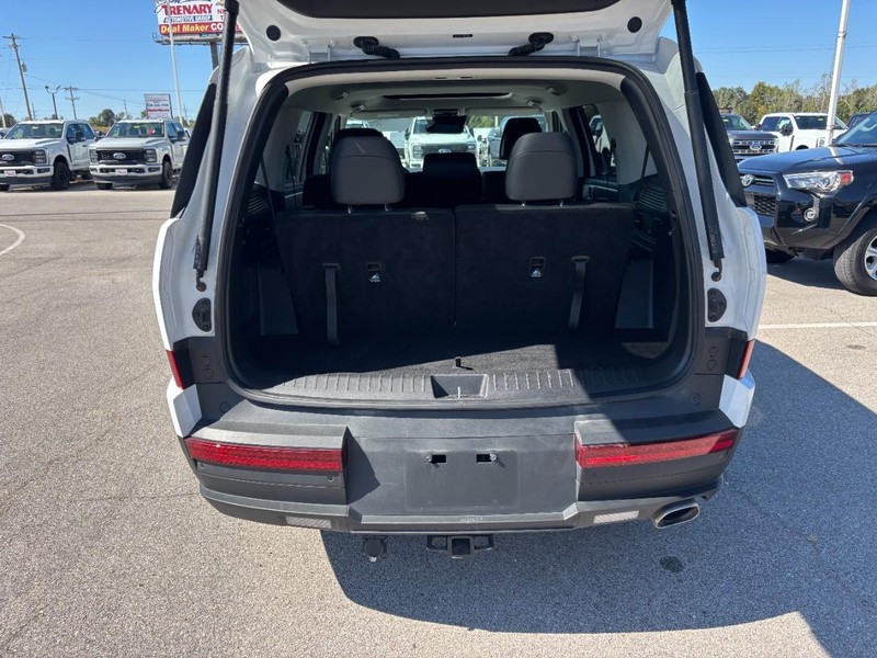 Hyundai Santa Fe Vehicle Full-screen Gallery Image 4