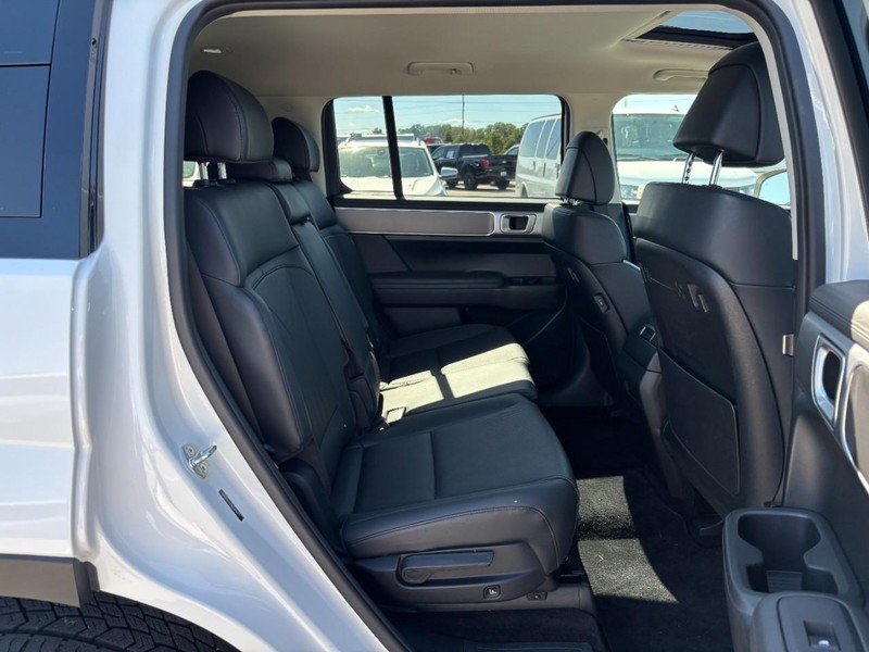 Hyundai Santa Fe Vehicle Full-screen Gallery Image 10