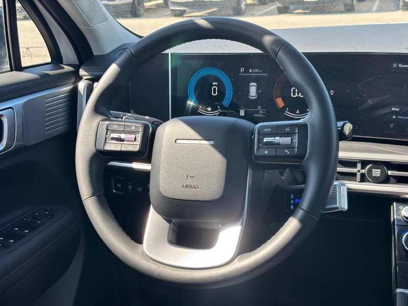 Hyundai Santa Fe Vehicle Full-screen Gallery Image 12