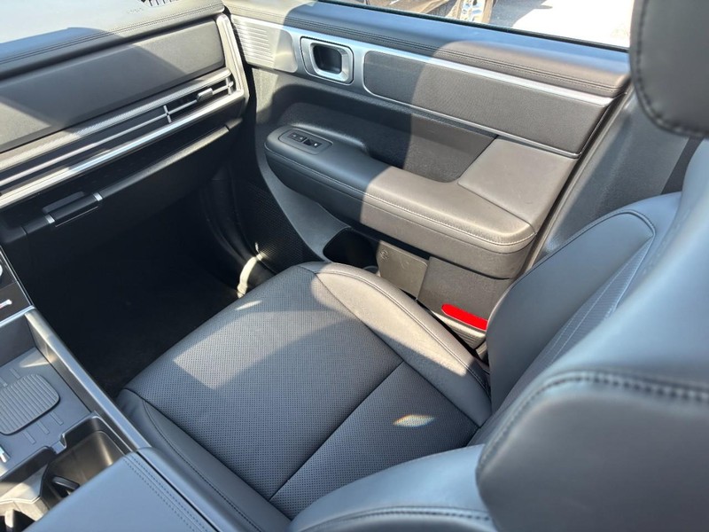 Hyundai Santa Fe Vehicle Full-screen Gallery Image 15