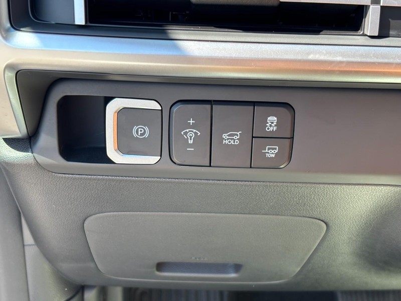 Hyundai Santa Fe Vehicle Full-screen Gallery Image 16