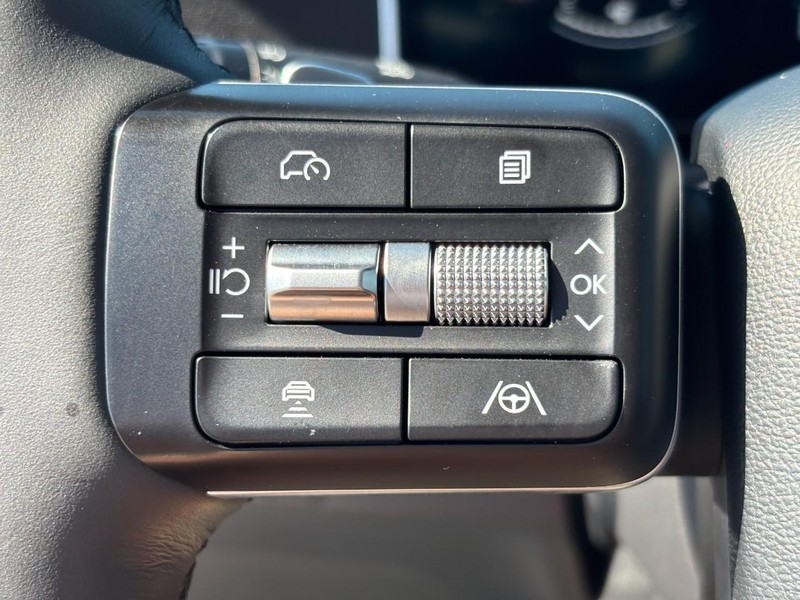 Hyundai Santa Fe Vehicle Full-screen Gallery Image 17