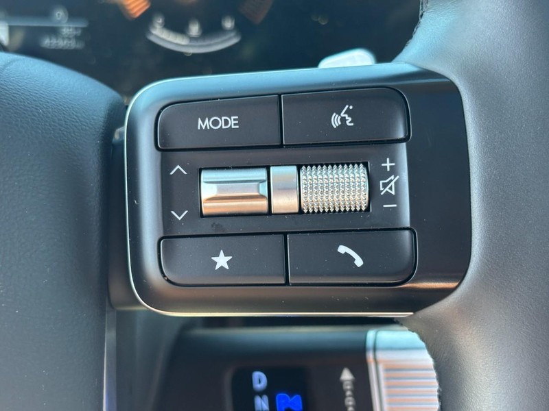 Hyundai Santa Fe Vehicle Full-screen Gallery Image 18