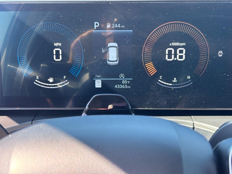 Hyundai Santa Fe Vehicle Full-screen Gallery Image 19