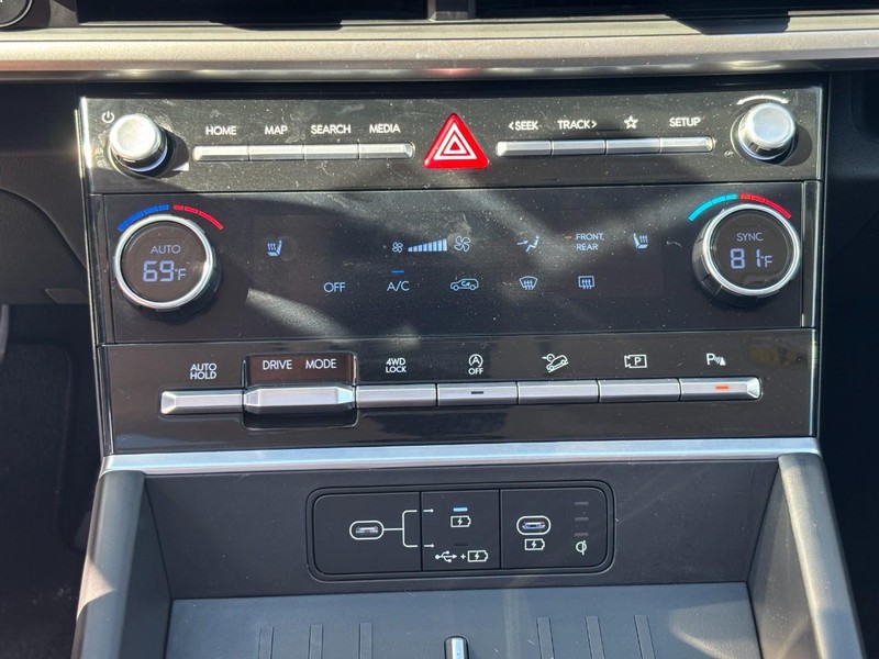 Hyundai Santa Fe Vehicle Full-screen Gallery Image 23