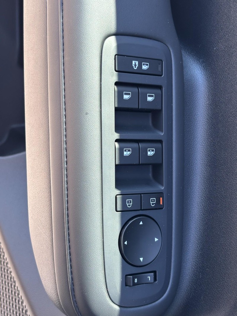 Hyundai Santa Fe Vehicle Full-screen Gallery Image 24