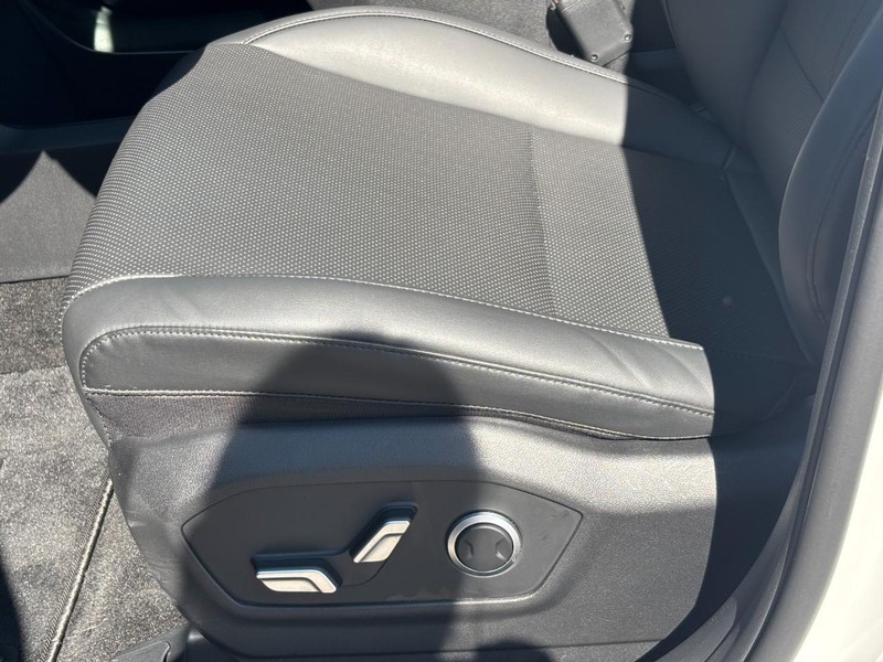 Hyundai Santa Fe Vehicle Full-screen Gallery Image 25