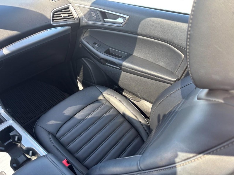 Ford Edge Vehicle Full-screen Gallery Image 15