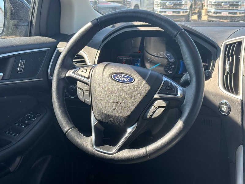 Ford Edge Vehicle Full-screen Gallery Image 12