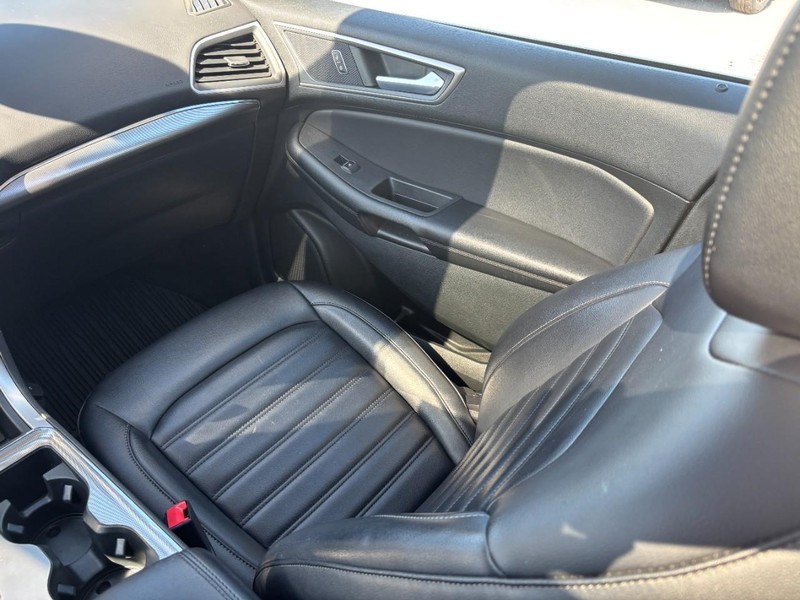 Ford Edge Vehicle Full-screen Gallery Image 15