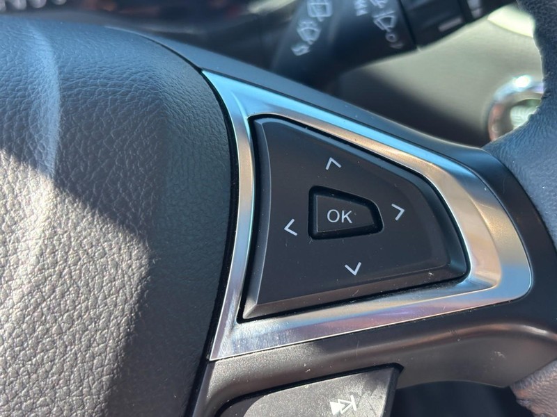 Ford Edge Vehicle Full-screen Gallery Image 18