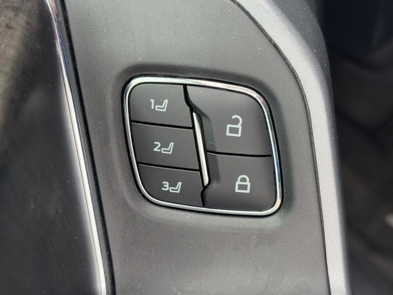 Ford Super Duty F-350 SRW Vehicle Image 25