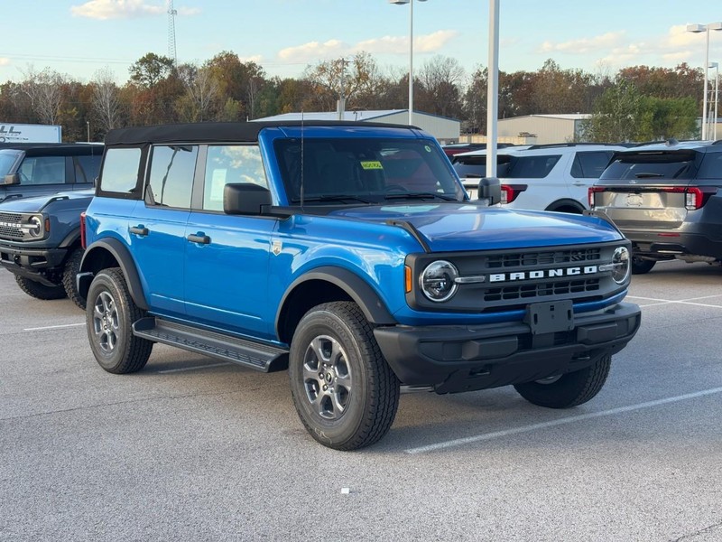 Ford Bronco Vehicle Full-screen Gallery Image 2