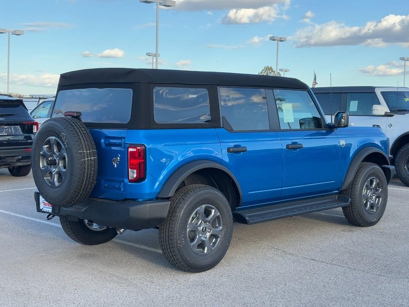Ford Bronco Vehicle Full-screen Gallery Image 3