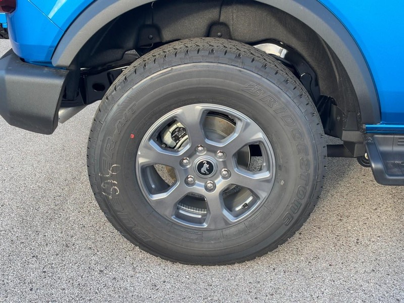 Ford Bronco Vehicle Full-screen Gallery Image 4