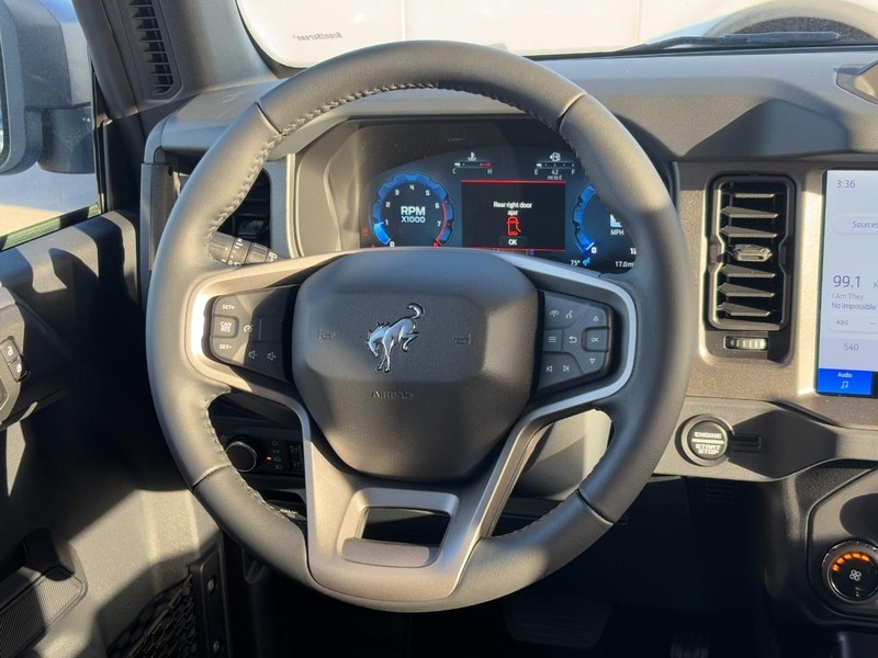 Ford Bronco Vehicle Full-screen Gallery Image 7