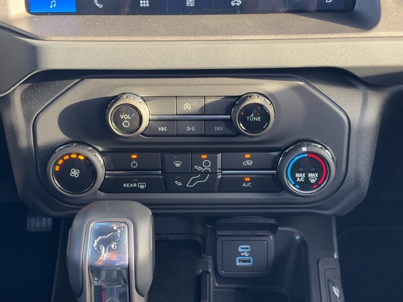 Ford Bronco Vehicle Full-screen Gallery Image 9