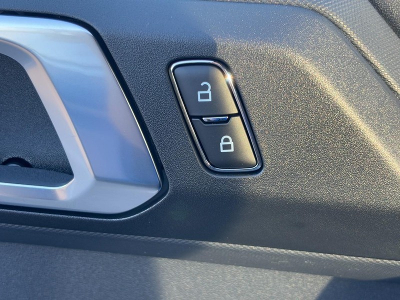 Ford Bronco Vehicle Full-screen Gallery Image 18