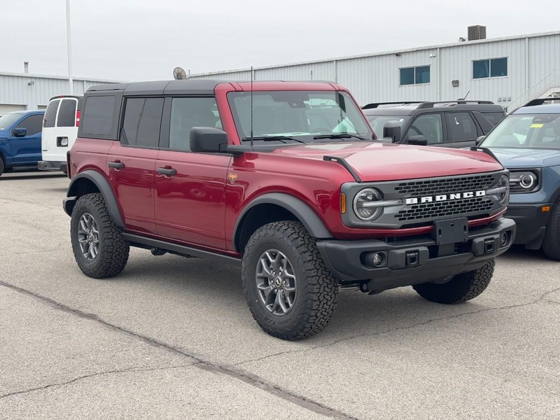 Ford Bronco Vehicle Full-screen Gallery Image 2