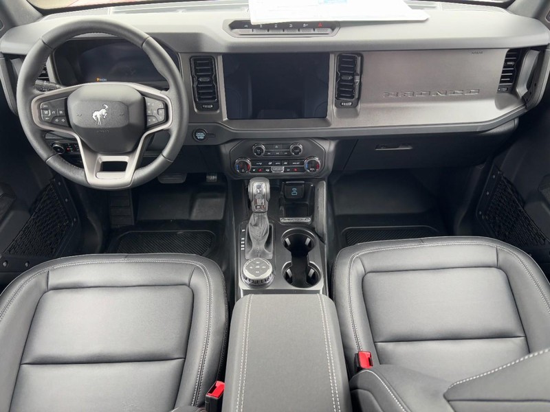 Ford Bronco Vehicle Full-screen Gallery Image 6