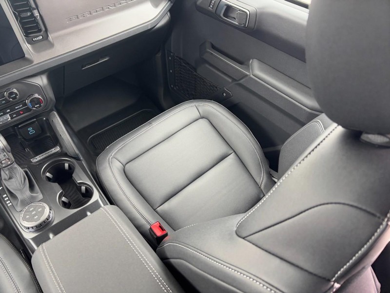 Ford Bronco Vehicle Full-screen Gallery Image 9