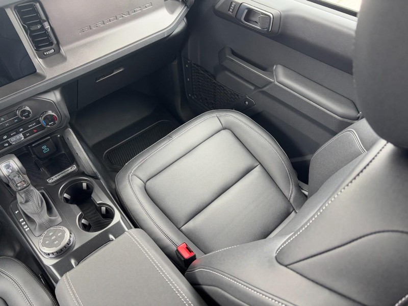 Ford Bronco Vehicle Full-screen Gallery Image 10