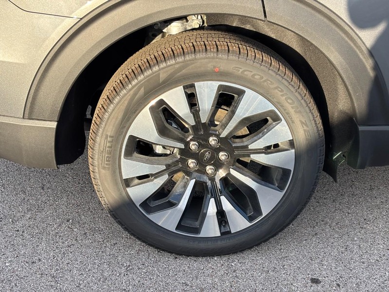 Ford Explorer Vehicle Full-screen Gallery Image 4