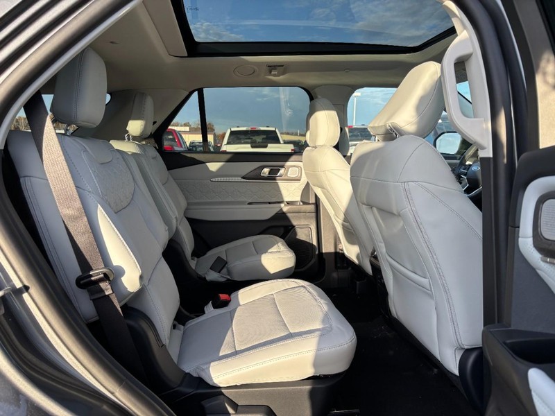 Ford Explorer Vehicle Full-screen Gallery Image 5