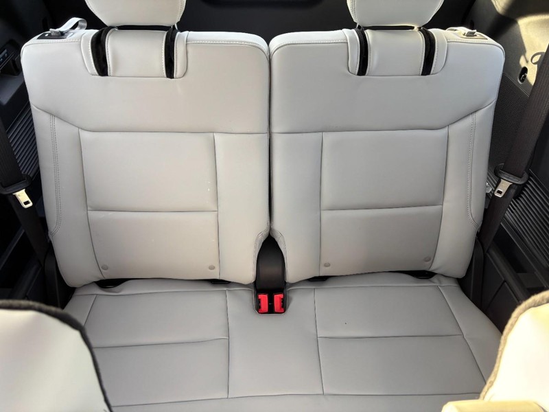 Ford Explorer Vehicle Full-screen Gallery Image 6