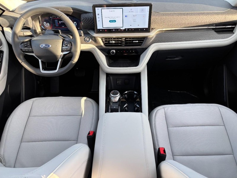 Ford Explorer Vehicle Full-screen Gallery Image 7