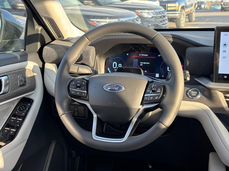 Ford Explorer Vehicle Full-screen Gallery Image 8